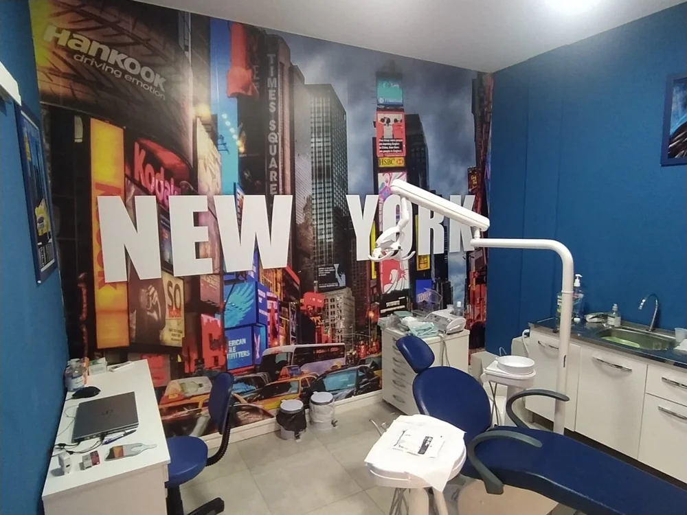 Consultório real da Ortodoctor Vila A, com cadeira odontológica azul e painel de Nova York