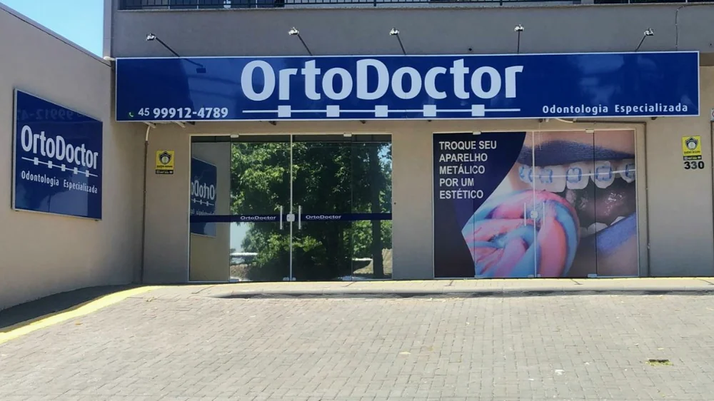 Fachada azul da Ortodoctor, na Rua Pôrto Alegre, 330, em Foz do Iguaçu